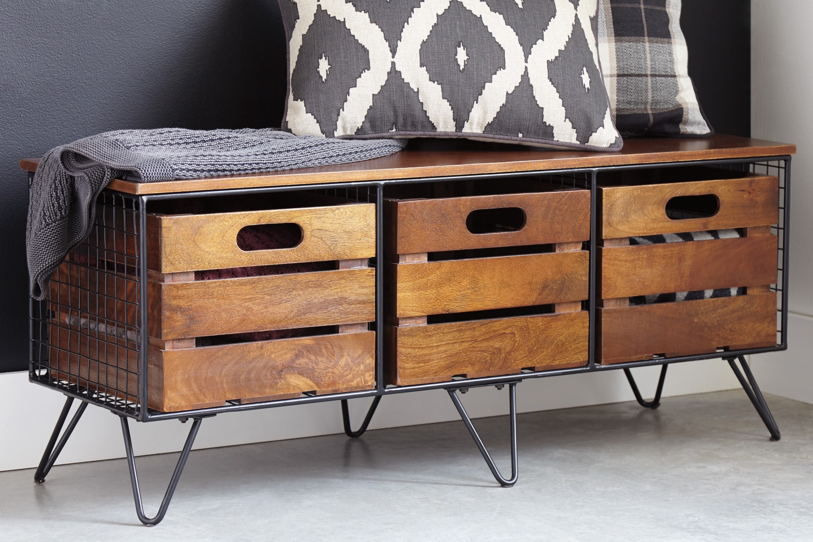 <br />
<b>Warning</b>:  Undefined property: Product::$alt in <b>/home/users/mebleurban/public_html/strona2024/tpl/offer.php</b> on line <b>72</b><br />
Komody-Szafki TV-Regały A4000054